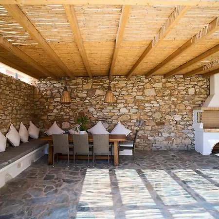 La Maison - Two Private Apartments, One With Private Pool Casa de Férias Alikí