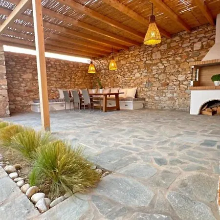 La Maison - Two Private Apartments, One With Private Pool Casa de Férias Alikí